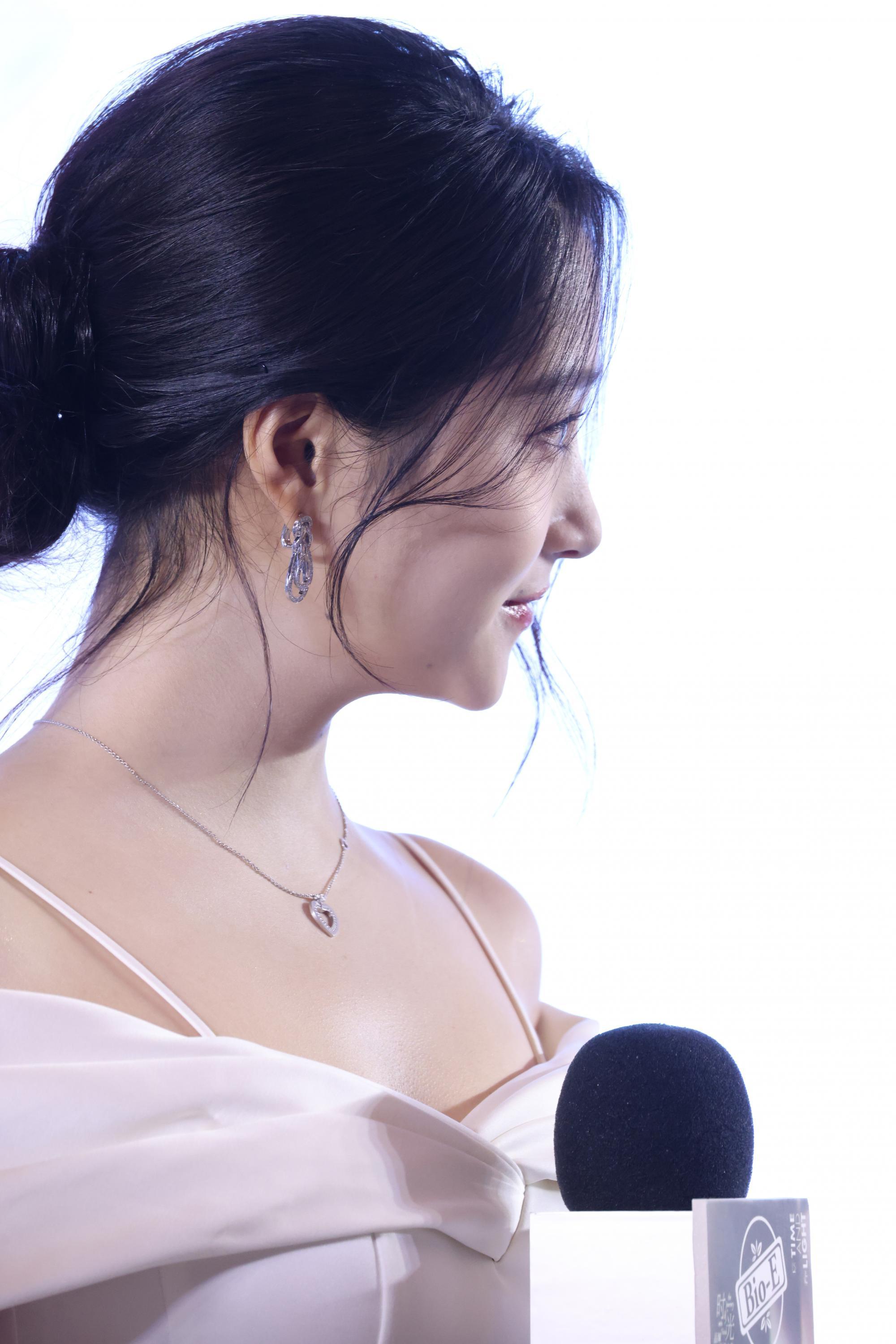 关晓彤右侧边半脸漏香肩现场生图照[10]